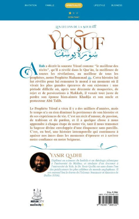 Photographie du livre Les leçons de la sourate Yûsuf de Yasir Qadhi, mis en valeur debout devant une bibliothèque richement garnie. La couverture présente une illustration éclatante des pyramides d'Égypte sous un ciel bleu vif, avec une calligraphie arabe élégante accompagnant le titre en lettres dorées. Une atmosphère lumineuse et spirituelle entoure l’ouvrage.