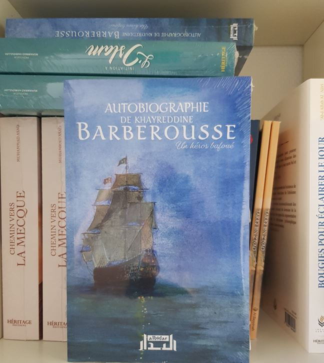 Couverture du livre Autobiographie de Khayreddine Barberousse – Un héros bafoué, publiée par les éditions Albidar. Illustration vibrante d’un grand voilier ottoman traversant une mer agitée sous un ciel étoilé aux couleurs flamboyantes. Le titre est affiché en lettres blanches élégantes, accompagné d’un style artistique inspiré de la peinture orientale marine. Un hommage visuel au célèbre corsaire et amiral ottoman Khayreddine Pacha.