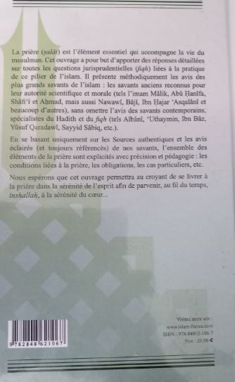 Photographie de la couverture du livre "Le Livre de la Prière – Fiqh As-Salât" de Mostafa Suhayl Brahami, publié aux éditions Tawhid. L’ouvrage, à la fois en français et en arabe, présente les règles de la prière en Islam. La couverture affiche un fond clair orné d’un motif géométrique islamique en vert pâle, avec un titre bilingue noir bien visible.