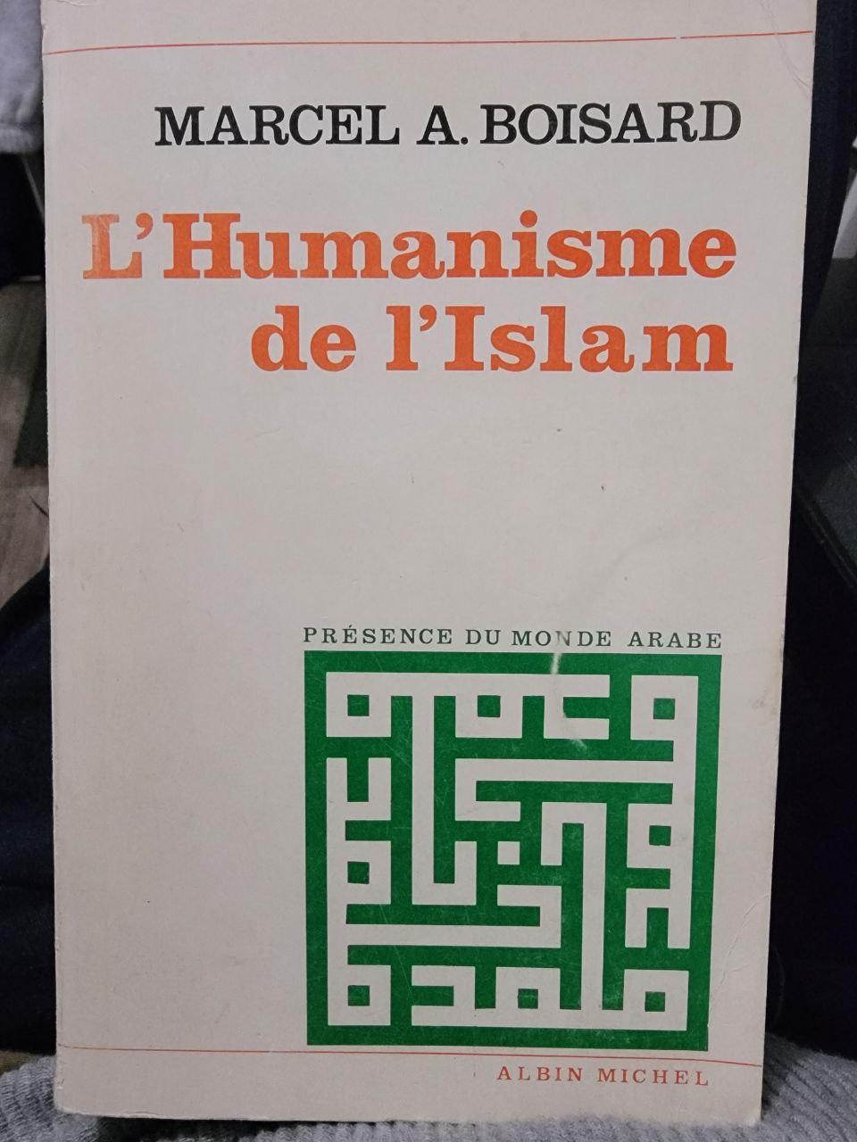 Couverture du livre “L’Humanisme de l’Islam” de Marcel A. Boisard, publié chez Albin Michel dans la collection Présence du Monde Arabe. Ouvrage majeur explorant la pensée humaniste, morale et juridique de la civilisation islamique. Photo HDR du livre posé sur une surface en bois, lumière chaude, ambiance érudite et raffinée.