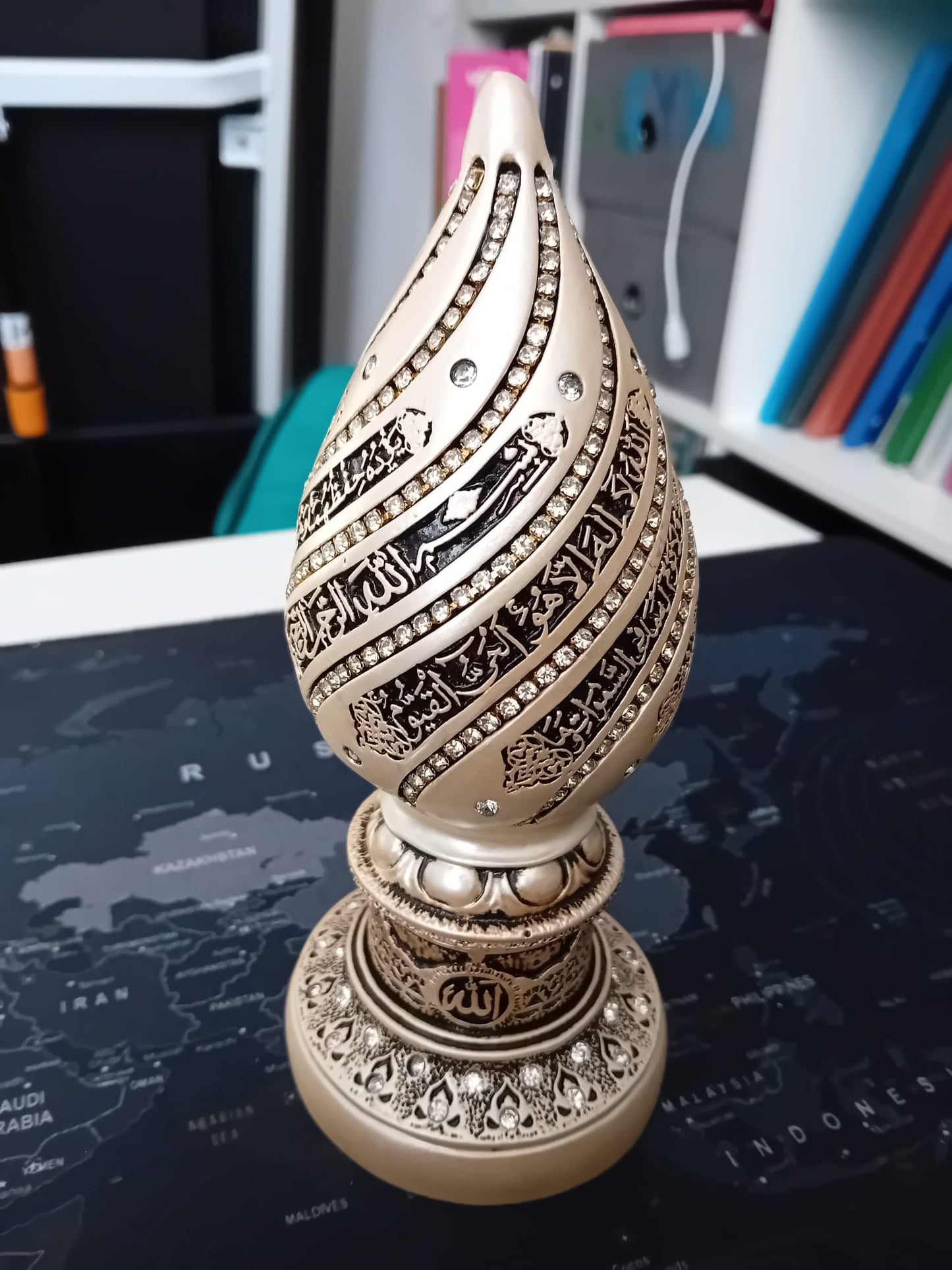 bibelot décoratif en forme d'œuf, orné de l'Ayatou l-Koursi, apporte une touche spirituelle et élégante à votre intérieur. Fabriqué en Turquie avec soin, il mesure 18 cm de hauteur et présente une couleur crème raffinée, idéale pour s’intégrer harmonieusement dans tout type de décoration