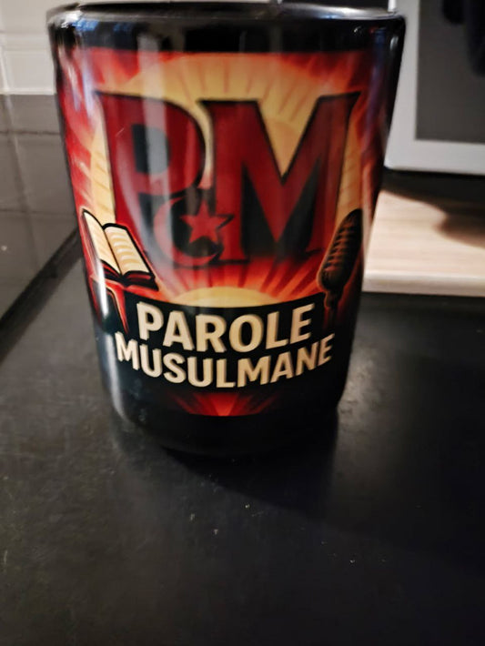 Mug noir Parole Musulmane – Cadeau islamique original avec design PM, livre, micro et croissant étoilé – Tasse café stylée pour musulmans engagés – Boutique islam & culture musulmane – Accessoire déco musulman, parfait pour bureau, cuisine ou podcasting