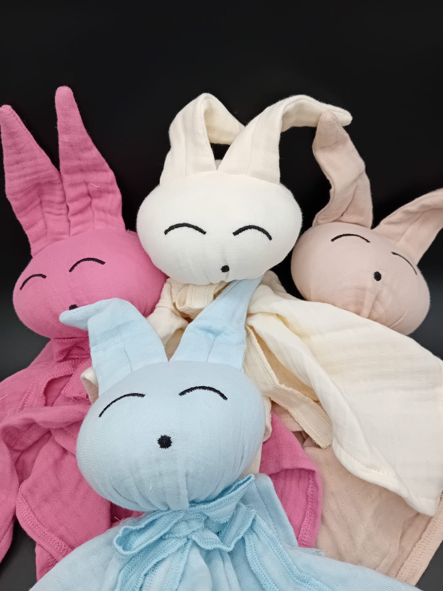 Doudou lapin en coton tout doux, coloris rose tendre, avec de longues oreilles et un visage apaisant cousu à la main. Idéal pour apaiser bébé et l'accompagner dès la naissance