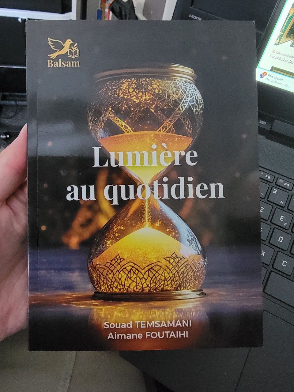 Livre "Lumière au quotidien" – 18 hadiths simples et puissants pour renforcer la foi, rester sincère et avancer avec Allah. Souad Temsamani & Aimane Foutaihi – Éditions Balsam. Guide spirituel islam, rappels quotidiens, développement personnel musulman.