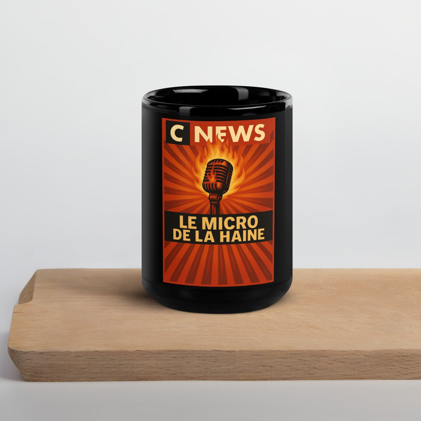 Mug engagé anti-islamophobie – Design percutant CNews Le Micro de la Haine – Tasse noire haut de gamme avec visuel militant, micro en flammes, rayons rouges et message fort – Idéal pour café, bureau ou cadeau – Produit de soutien à une parole musulmane libre et courageuse
