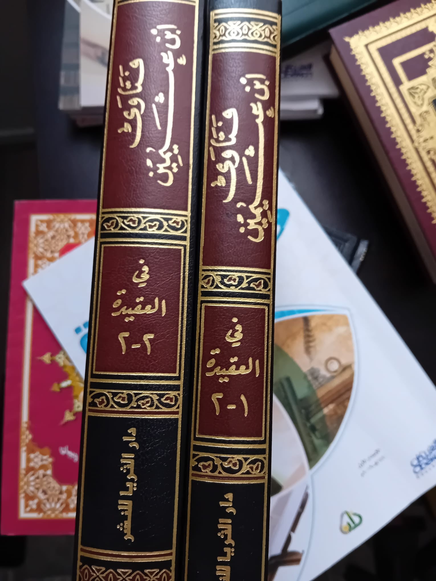 Présentation du livre 'Fatawa' du cheikh Ibn Uthaymin dans un décor noble et lumineux, pour mettre en valeur sa richesse et son importance.