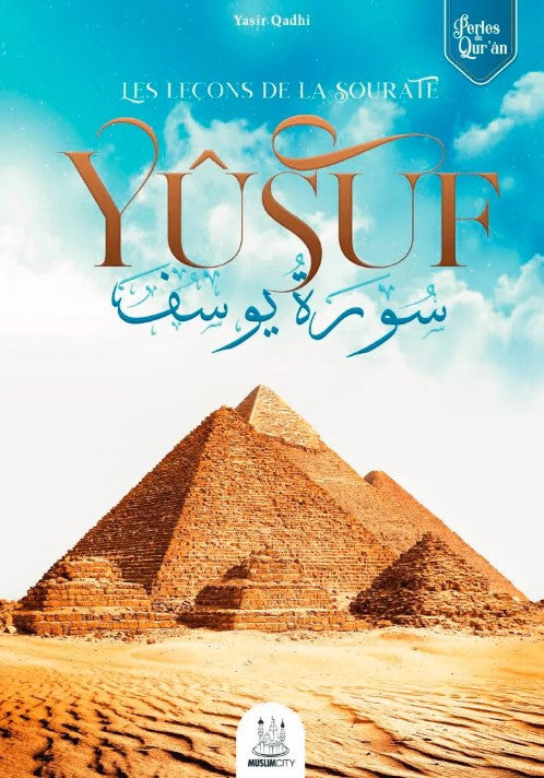 Photographie du livre Les leçons de la sourate Yûsuf de Yasir Qadhi, mis en valeur debout devant une bibliothèque richement garnie. La couverture présente une illustration éclatante des pyramides d'Égypte sous un ciel bleu vif, avec une calligraphie arabe élégante accompagnant le titre en lettres dorées. Une atmosphère lumineuse et spirituelle entoure l’ouvrage.