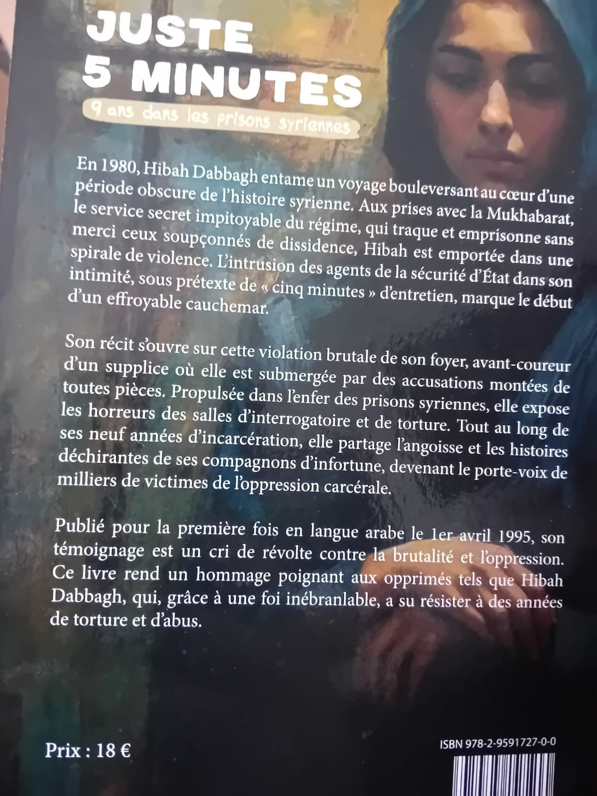Couverture du livre Juste 5 minutes – 9 ans dans les prisons syriennes de Hibah Dabbagh, montrant une femme voilée derrière des barreaux, assise et le regard baissé, sur fond sombre et expressif.