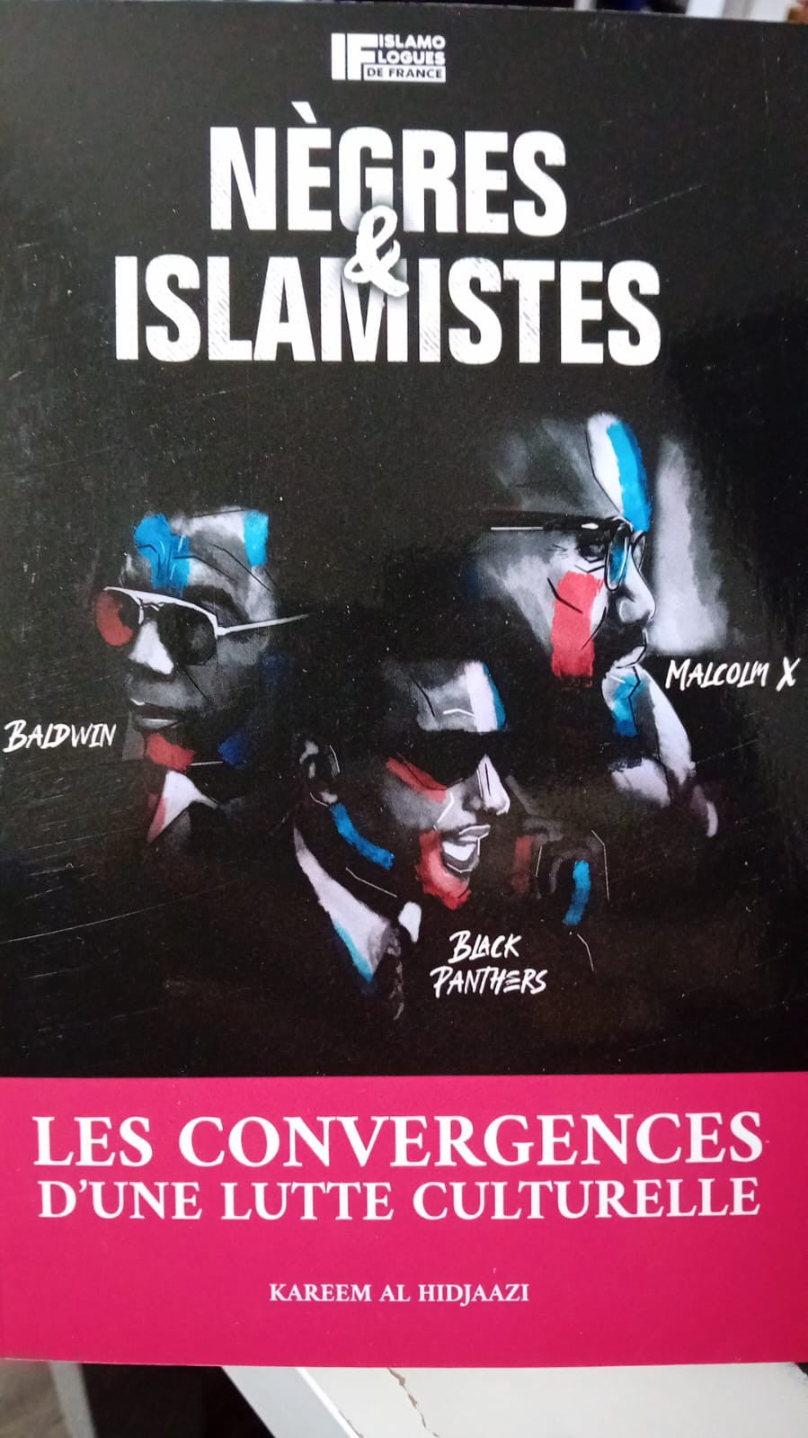 Un ouvrage percutant qui explore les liens culturels et politiques entre les figures noires emblématiques et la pensée islamique. À travers Baldwin, Malcolm X et les Black Panthers, Kareem al Hidjaazi dévoile les convergences d’une lutte commune contre l’oppression. Un livre engagé, puissant et nécessaire.