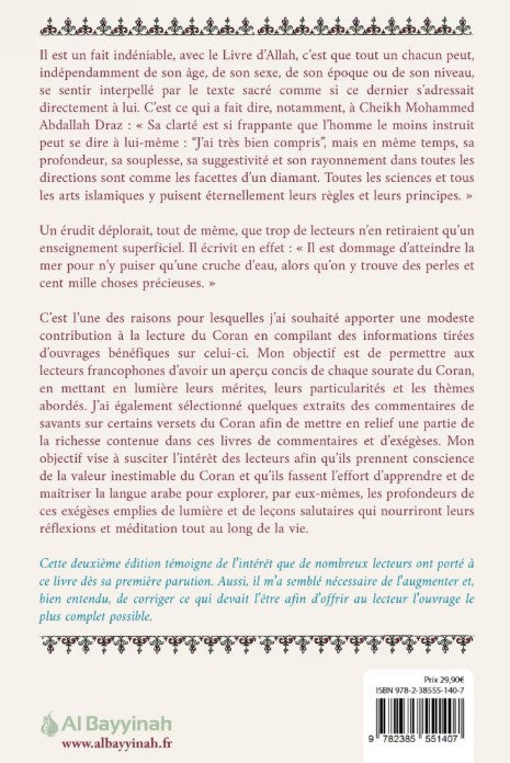 Couverture du livre "À la découverte des sourates du Coran" de Nabil Guettaf, 2ᵉ édition, décorée de motifs floraux et calligraphiques, posée sur une étagère avec un fond céleste et une ambiance chaleureuse.