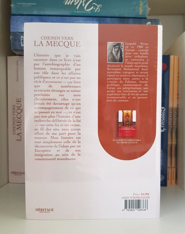 Couverture du livre Chemin vers La Mecque de Muhammad Asad, édition française chez Héritage Éditions. Une scène chaleureuse du désert au coucher du soleil, avec un chameau chargé avançant sur les dunes, symbolise le voyage spirituel. En bas à droite, une photo sépia de l’auteur en tenue traditionnelle arabe souligne le caractère autobiographique de l’ouvrage.