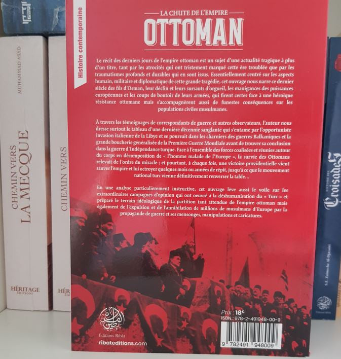 Couverture du livre La chute de l’Empire ottoman de S.E. Zaimeche Al-Djazairi, publié aux Éditions Ribat. L’image montre des soldats ottomans marchant à travers une forêt aux teintes automnales, brandissant un grand drapeau rouge frappé du croissant et de l’étoile. En arrière-plan, la silhouette majestueuse de Sainte-Sophie à Istanbul domine la scène, sous un ciel chaud et tourmenté. Le sous-titre précise : La longue guerre (1911–1922) & la naissance de la Turquie.