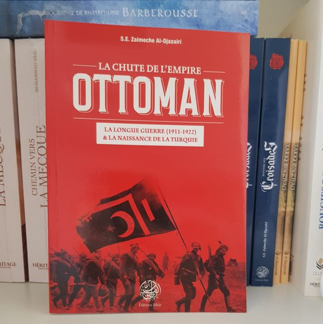Couverture du livre La chute de l’Empire ottoman de S.E. Zaimeche Al-Djazairi, publié aux Éditions Ribat. L’image montre des soldats ottomans marchant à travers une forêt aux teintes automnales, brandissant un grand drapeau rouge frappé du croissant et de l’étoile. En arrière-plan, la silhouette majestueuse de Sainte-Sophie à Istanbul domine la scène, sous un ciel chaud et tourmenté. Le sous-titre précise : La longue guerre (1911–1922) & la naissance de la Turquie.