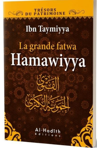 Livre "La grande fatwa Hamawiyya" d’Ibn Taymiyya, élégamment mis en valeur sur une table en bois sculpté, avec en arrière-plan une bibliothèque islamique traditionnelle baignée d’une lumière dorée et chaleureuse, évoquant le sérieux, le savoir et la richesse du patrimoine religieux.