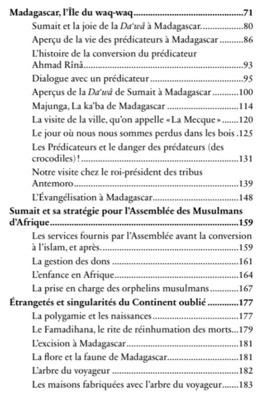 Photographie mettant en valeur le livre "Aux confins du continent oublié" d’Abderahman Sumaït, dans un décor chaleureux et lumineux aux tons dorés, évoquant l’Afrique et l’engagement humanitaire. La couverture du livre, aux couleurs vives, se détache élégamment au centre de l’image, soulignant son importance dans la boutique Bayt Al-Muslim.