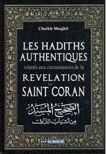 Livre "Les Hadiths Authentiques relatifs aux circonstances de la Révélation du Saint Coran" de Cheikh Muqbil, mis en valeur sur une table en bois finement sculptée, avec en arrière-plan une bibliothèque traditionnelle aux tons chauds et dorés, dans une ambiance lumineuse et majestueuse.