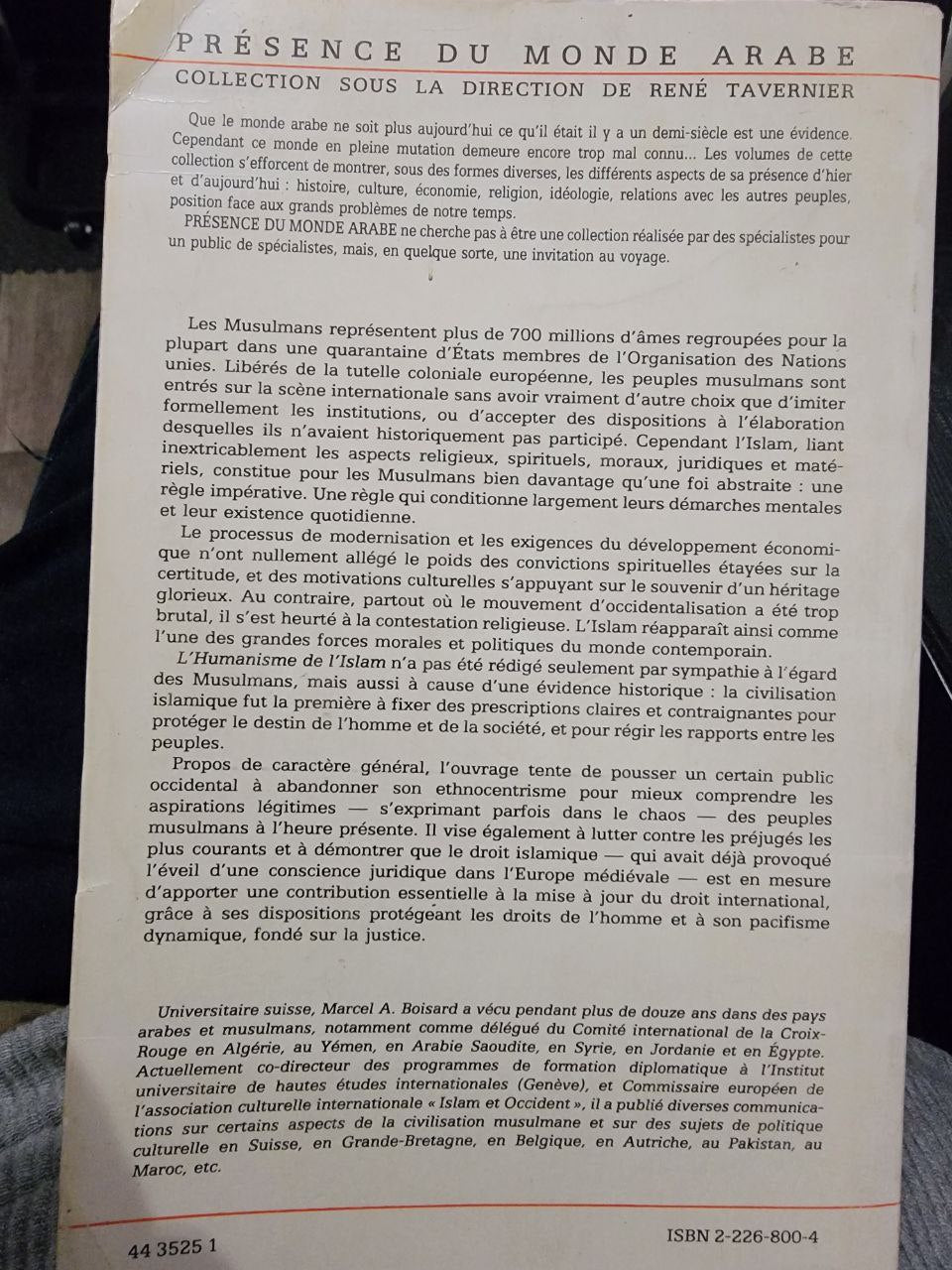 Couverture du livre “L’Humanisme de l’Islam” de Marcel A. Boisard, publié chez Albin Michel dans la collection Présence du Monde Arabe. Ouvrage majeur explorant la pensée humaniste, morale et juridique de la civilisation islamique. Photo HDR du livre posé sur une surface en bois, lumière chaude, ambiance érudite et raffinée.