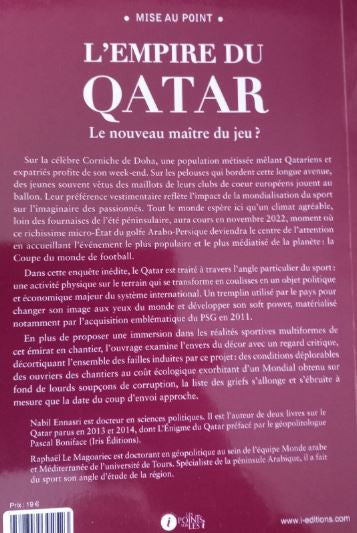 Photographie du livre L’Empire du Qatar – Le nouveau maître du jeu ? (deuxième édition) de Nabil Ennasri et Raphaël Le Magoariec, posé debout sur une table en bois clair, avec en arrière-plan un rideau blanc doux et lumineux. La couverture bordeaux du livre est mise en valeur dans une ambiance sobre et élégante.