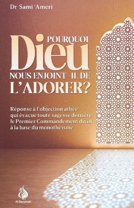Livre "Pourquoi Dieu nous enjoint-il de L’adorer ?" du Dr Sami 'Ameri mis en valeur sur une table en bois sculpté, dans un décor de bibliothèque islamique baignée de lumière dorée, avec en arrière-plan une moucharabieh finement travaillé projetant des motifs lumineux, soulignant la profondeur spirituelle de l’ouvrage.
