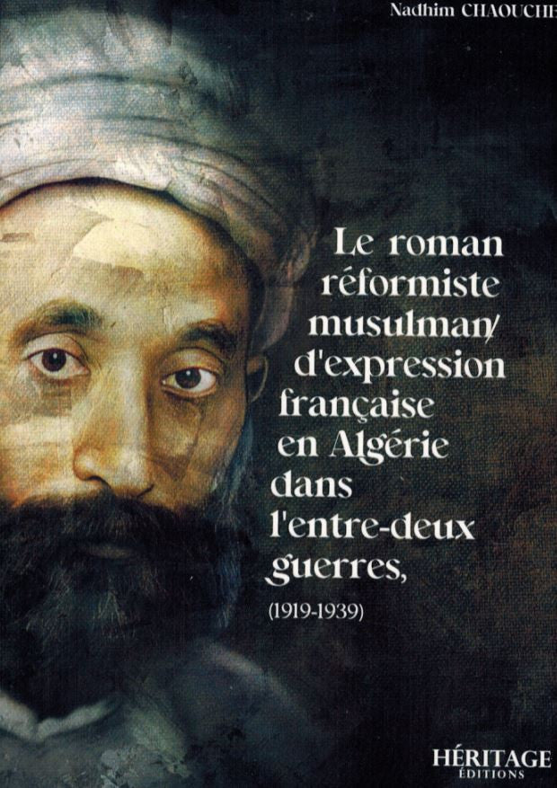 Livre "Le roman réformiste musulman d'expression française en Algérie (1919-1939)" de Nadhim Chaouchi, posé sur une étagère en bois clair, entouré d'autres ouvrages reliés, avec une couverture haute en couleur représentant un homme barbu en turban et un fond floral chaleureux.