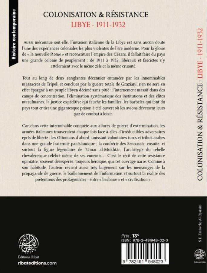 Couverture du livre Colonisation & Résistance : Libye 1911–1932, posée sur une table en bois avec une bibliothèque en arrière-plan. Le titre s'affiche en grandes lettres colorées vert, rouge et blanc, aux couleurs du drapeau libyen, avec une illustration stylisée d’un résistant libyen visible à travers les lettres. Le tout évoque la lutte anticoloniale et l’identité nationale.