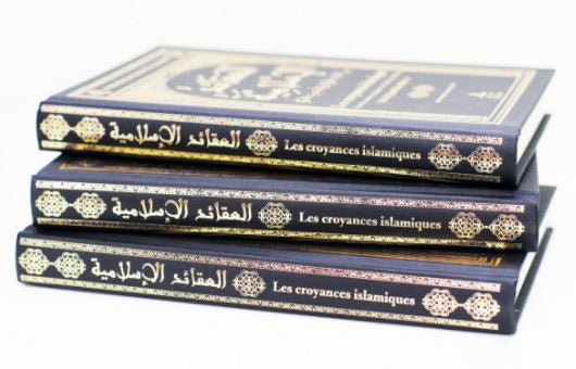 « Couverture du livre "Les croyances islamiques" de ‘Abd Al-Hamid Ibn Badîs, écrit en arabe et en français. L’ouvrage présente les fondements de la foi musulmane tirés du Coran et de la Sunna. Le design est orné de motifs andalous dorés sur fond bleu nuit, avec l'inscription “Patrimoine des savants du Maghreb” en haut.
