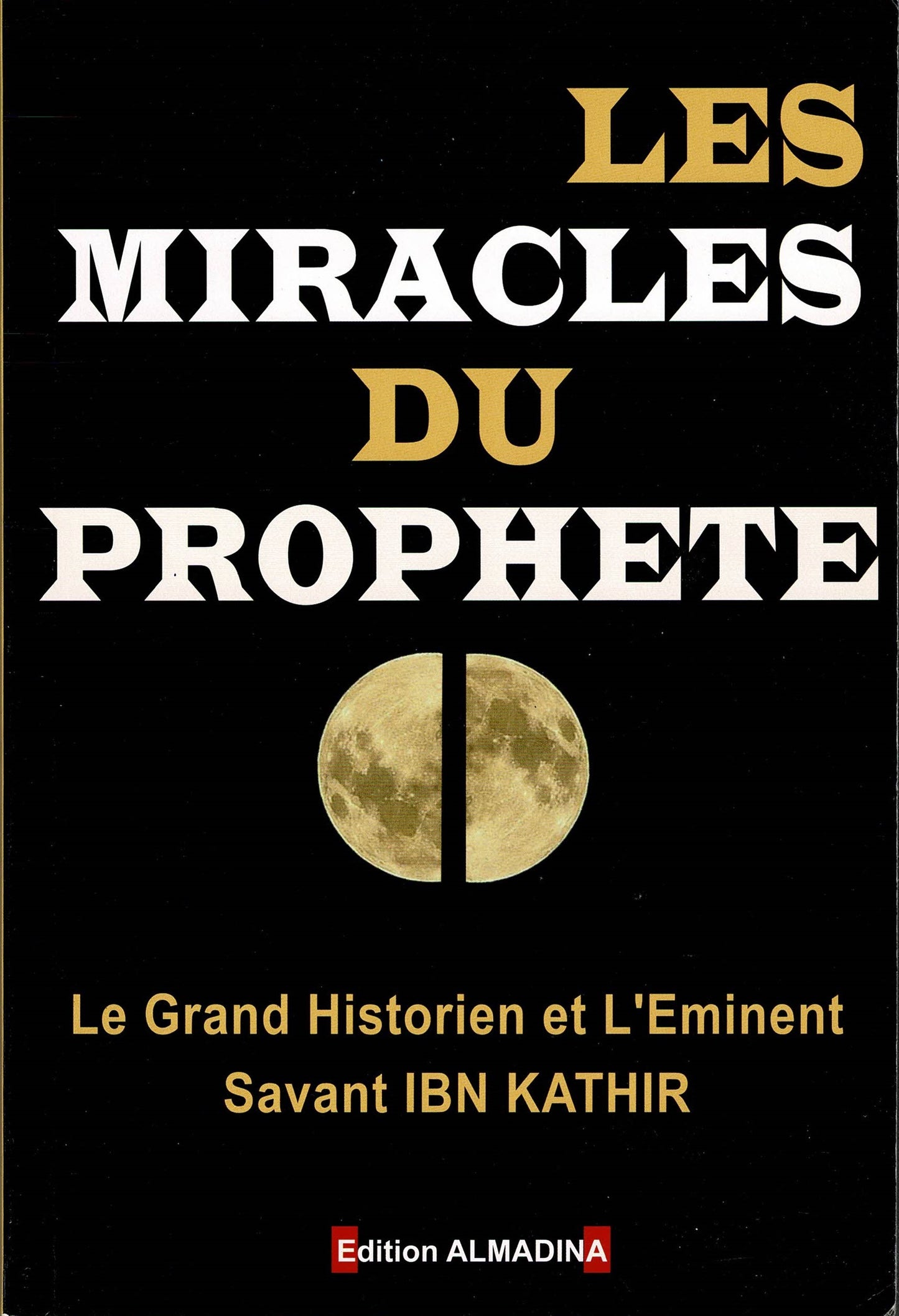 Livre islamique 'Les Miracles du Prophète' du grand historien et savant Ibn Kathir, édition Almadina, représenté en 3D posé sur une table en bois avec un fond flou aux couleurs chaudes. Couverture noire avec titre en lettres blanches et dorées, lune scindée en deux illustrant le miracle de la fente de la lune.