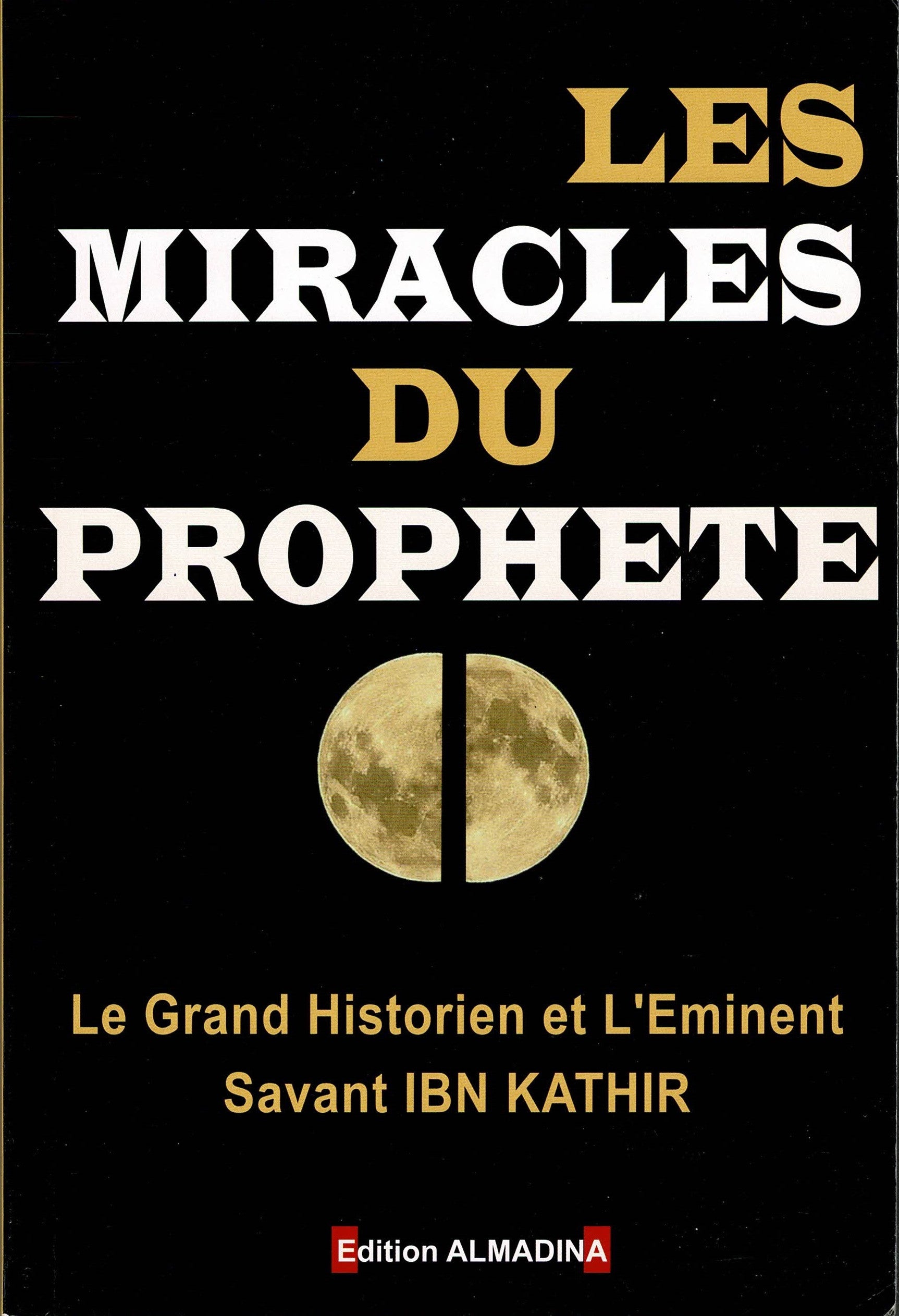 Livre islamique 'Les Miracles du Prophète' du grand historien et savant Ibn Kathir, édition Almadina, représenté en 3D posé sur une table en bois avec un fond flou aux couleurs chaudes. Couverture noire avec titre en lettres blanches et dorées, lune scindée en deux illustrant le miracle de la fente de la lune.