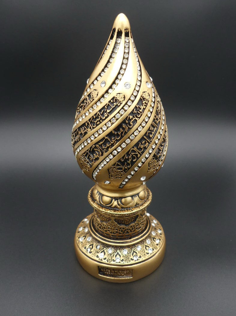 bibelot décoratif en forme d'œuf, orné de l'Ayatou l-Koursi, apporte une touche spirituelle et élégante à votre intérieur. Fabriqué en Turquie avec soin, il mesure 18 cm de hauteur et présente une couleur crème raffinée, idéale pour s’intégrer harmonieusement dans tout type de décoration.