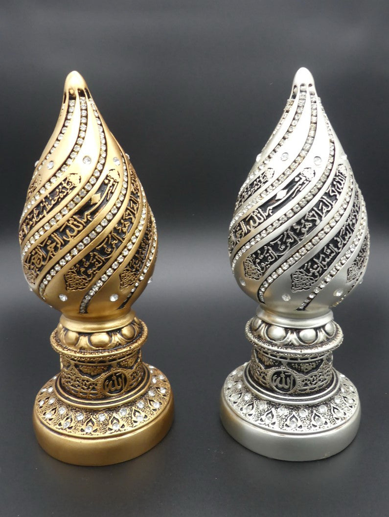 bibelot décoratif en forme d'œuf, orné de l'Ayatou l-Koursi, apporte une touche spirituelle et élégante à votre intérieur. Fabriqué en Turquie avec soin, il mesure 18 cm de hauteur et présente une couleur crème raffinée, idéale pour s’intégrer harmonieusement dans tout type de décoration