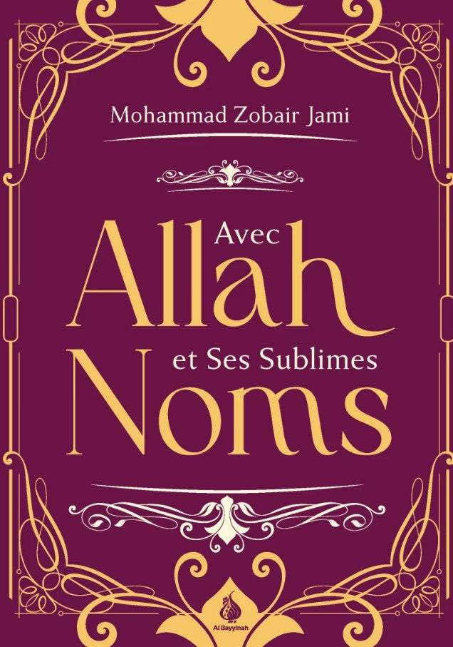 Couverture du livre "Avec Allah et Ses Sublimes Noms" de Mohammad Zobair Jami, décorée de dorures élégantes sur fond prune, posée sur une étagère avec un arrière-plan cosmique et spirituel.