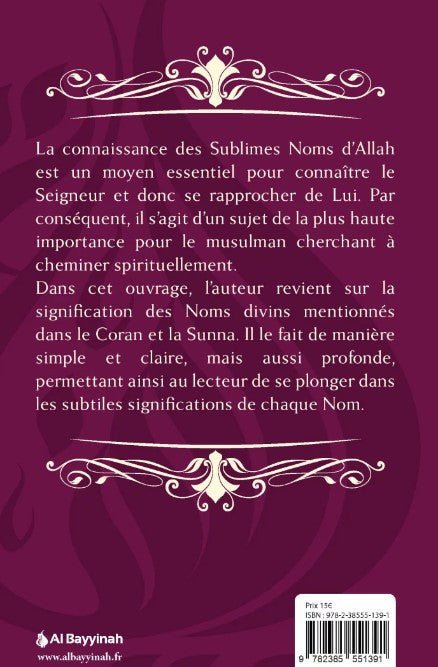 Couverture du livre "Avec Allah et Ses Sublimes Noms" de Mohammad Zobair Jami, décorée de dorures élégantes sur fond prune, posée sur une étagère avec un arrière-plan cosmique et spirituel.