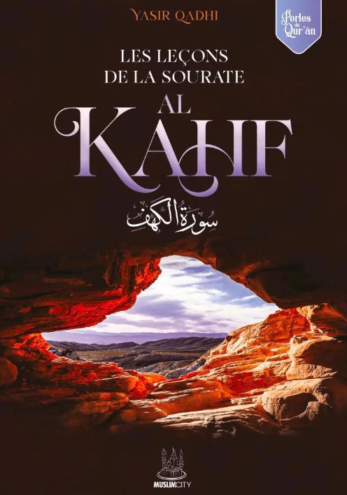 Photographie du livre Les leçons de la sourate Al-Kahf de Yasir Qadhi, mis en avant debout devant un fond original aux couleurs chaudes. La couverture évoque la grotte des Compagnons d'Al-Kahf avec une vue sur un paysage montagneux au crépuscule. La calligraphie arabe et le titre en lettres élégantes confèrent au visuel une atmosphère à la fois spirituelle et captivante.