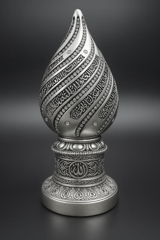Élégant bibelot décoratif de couleur argentée, en forme de goutte élancée, orné de calligraphies arabes et de pierres scintillantes. Sa base finement ciselée arbore le nom d’Allah et des motifs géométriques inspirés de l’art islamique. Un objet raffiné, idéal pour sublimer une pièce avec spiritualité et distinction.