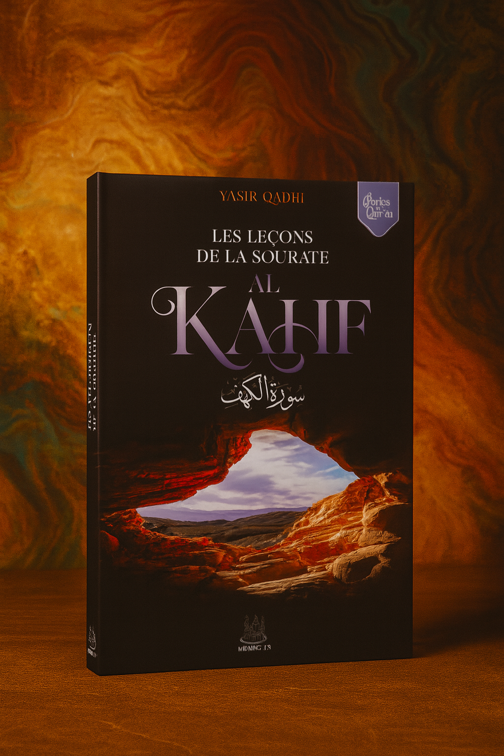 Photographie du livre Les leçons de la sourate Al-Kahf de Yasir Qadhi, mis en avant debout devant un fond original aux couleurs chaudes. La couverture évoque la grotte des Compagnons d'Al-Kahf avec une vue sur un paysage montagneux au crépuscule. La calligraphie arabe et le titre en lettres élégantes confèrent au visuel une atmosphère à la fois spirituelle et captivante.