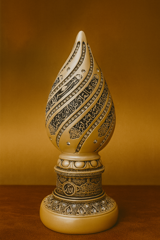  bibelot décoratif en forme d'œuf, orné de l'Ayatou l-Koursi, apporte une touche spirituelle et élégante à votre intérieur. Fabriqué en Turquie avec soin, il mesure 18 cm de hauteur et présente une couleur crème raffinée, idéale pour s’intégrer harmonieusement dans tout type de décoration. 