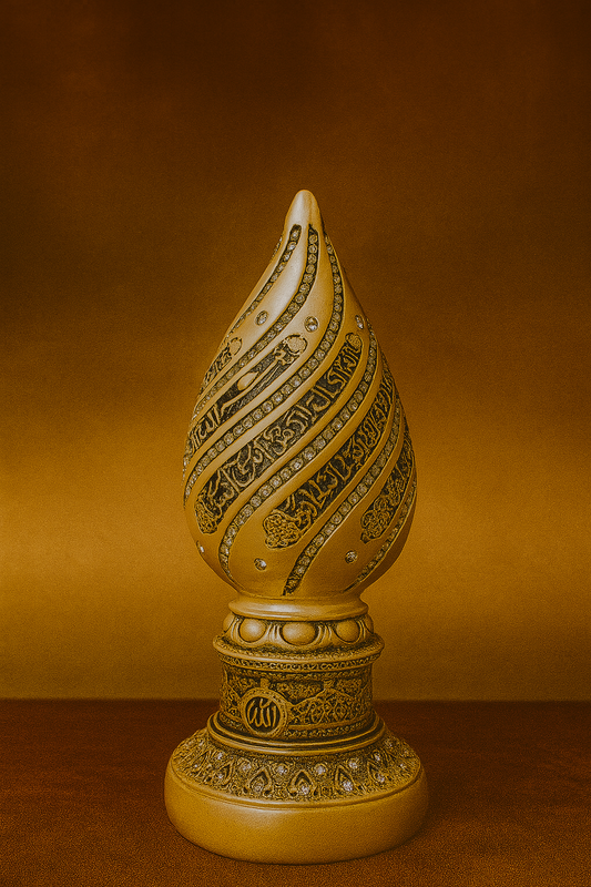  bibelot décoratif en forme d'œuf, orné de l'Ayatou l-Koursi, apporte une touche spirituelle et élégante à votre intérieur. Fabriqué en Turquie avec soin, il mesure 18 cm de hauteur et présente une couleur crème raffinée, idéale pour s’intégrer harmonieusement dans tout type de décoration. 