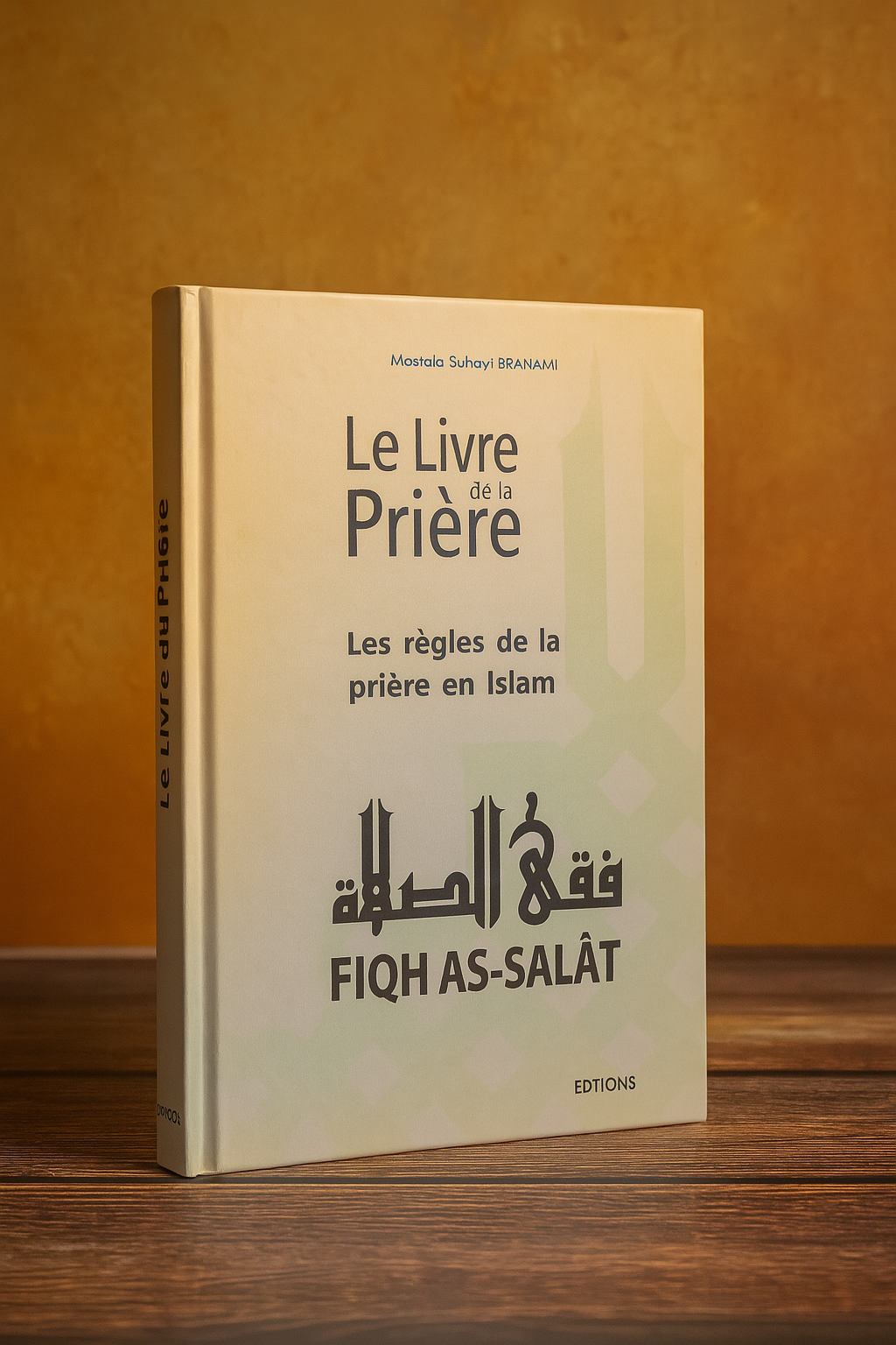 Photographie de la couverture du livre "Le Livre de la Prière – Fiqh As-Salât" de Mostafa Suhayl Brahami, publié aux éditions Tawhid. L’ouvrage, à la fois en français et en arabe, présente les règles de la prière en Islam. La couverture affiche un fond clair orné d’un motif géométrique islamique en vert pâle, avec un titre bilingue noir bien visible.