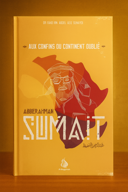 Photographie mettant en valeur le livre "Aux confins du continent oublié" d’Abderahman Sumaït, dans un décor chaleureux et lumineux aux tons dorés, évoquant l’Afrique et l’engagement humanitaire. La couverture du livre, aux couleurs vives, se détache élégamment au centre de l’image, soulignant son importance dans la boutique Bayt Al-Muslim.
