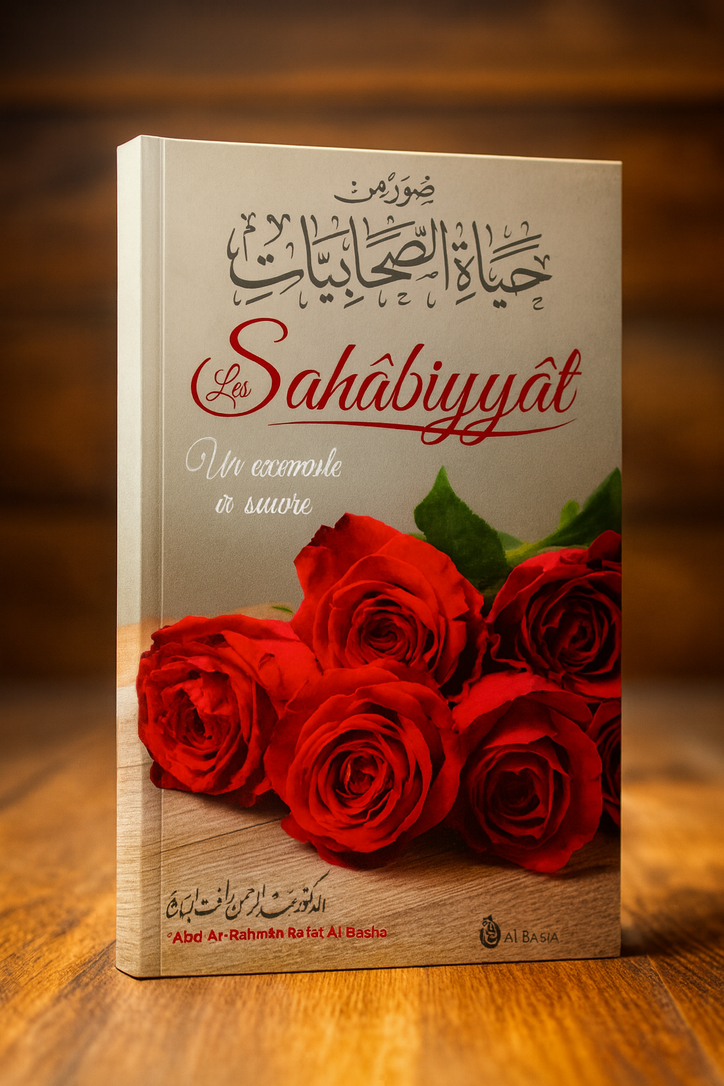 Livre islamique « Les Sahâbiyât – Un exemple à suivre » de ‘Abd Ar-Rahmân Ra’fat Al-Bâshâ, présentation en 3D avec couverture élégante ornée de roses rouges, idéal pour découvrir la vie des femmes compagnonnes du Prophète.