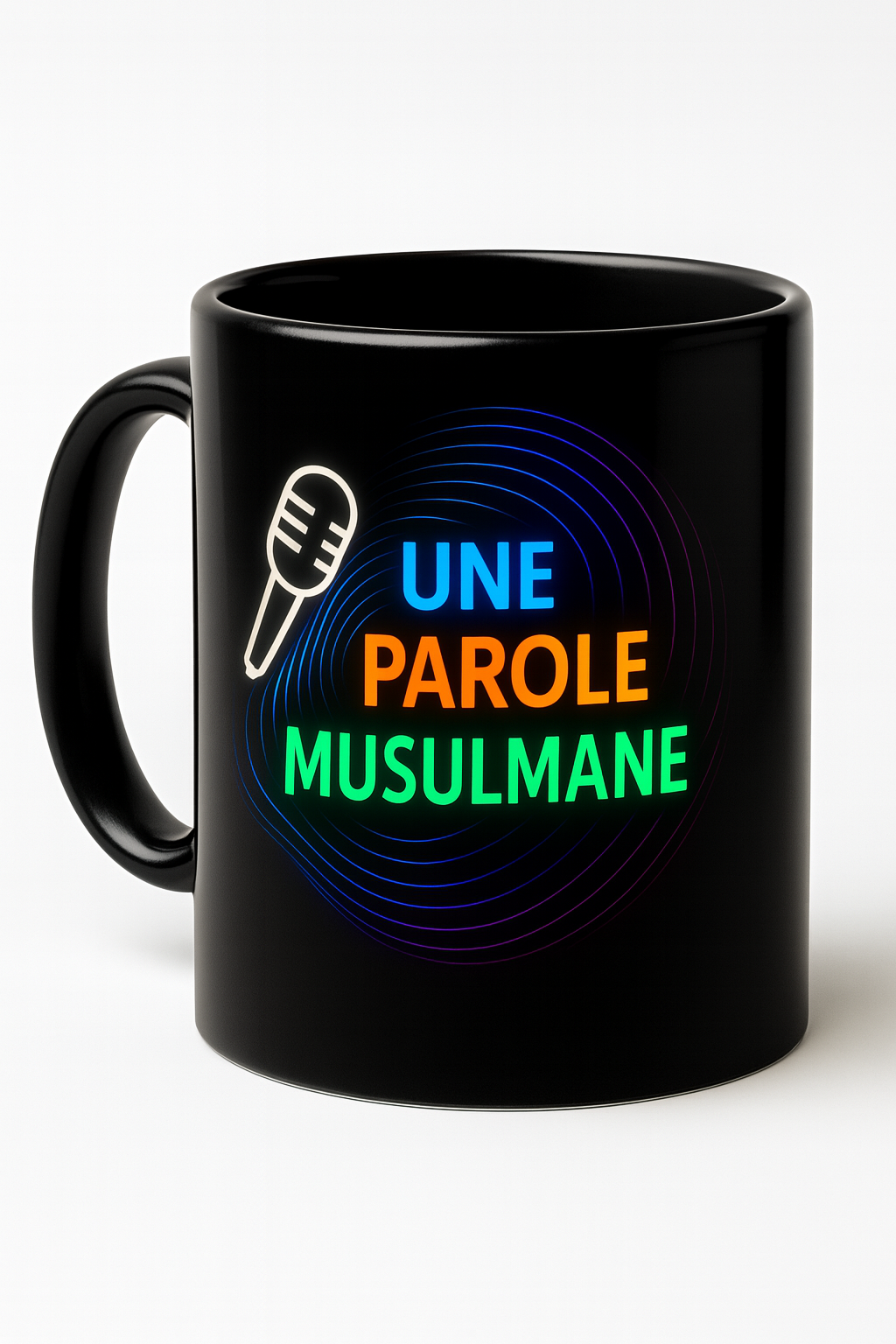 Mug noir glossy avec logo néon “Une Parole Musulmane” : micro stylisé et ondes colorées. Idéal pour café/thé, idée cadeau, déco bureau, boutique musulmane.