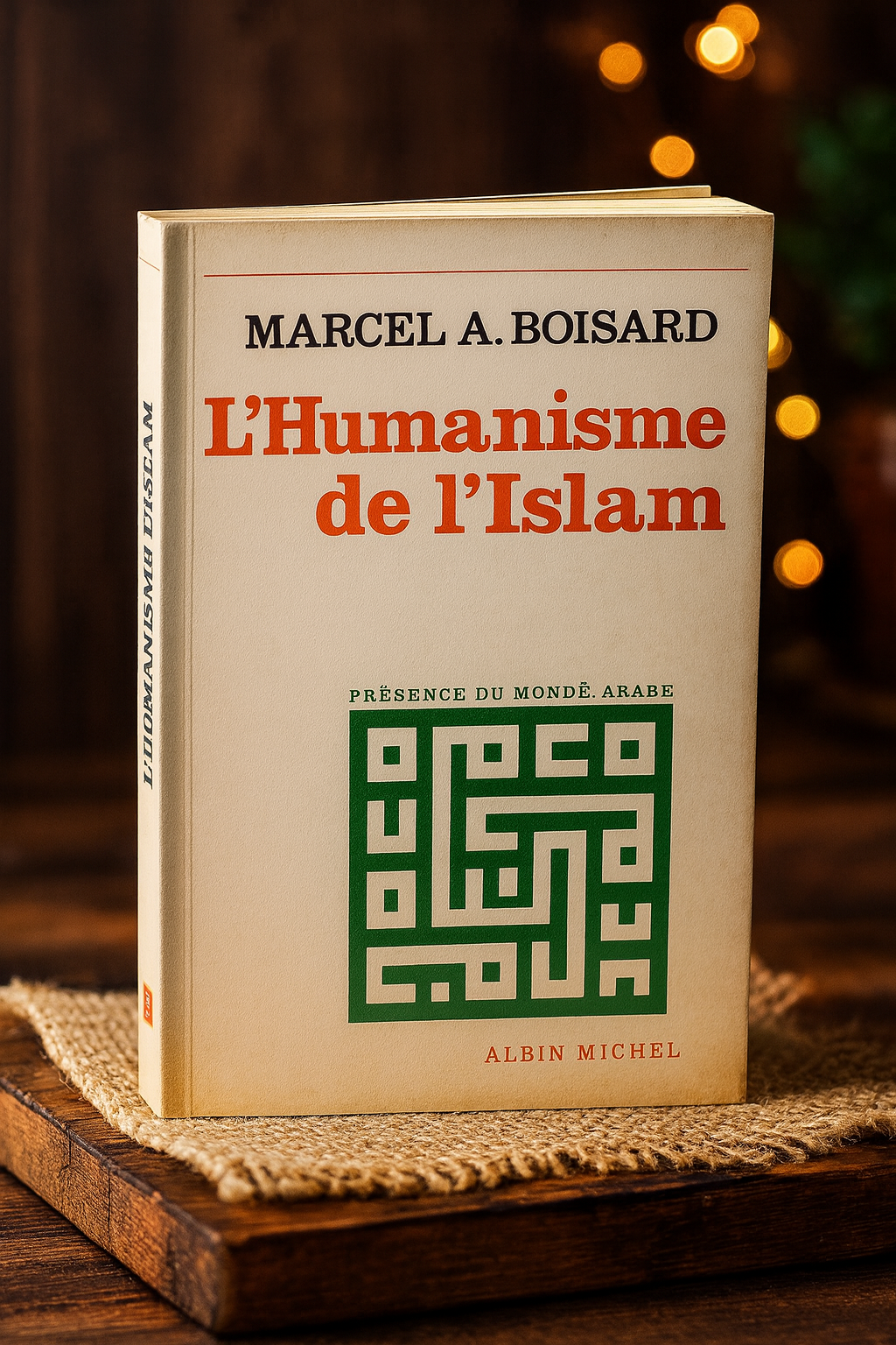 Couverture du livre “L’Humanisme de l’Islam” de Marcel A. Boisard, publié chez Albin Michel dans la collection Présence du Monde Arabe. Ouvrage majeur explorant la pensée humaniste, morale et juridique de la civilisation islamique. Photo HDR du livre posé sur une surface en bois, lumière chaude, ambiance érudite et raffinée.