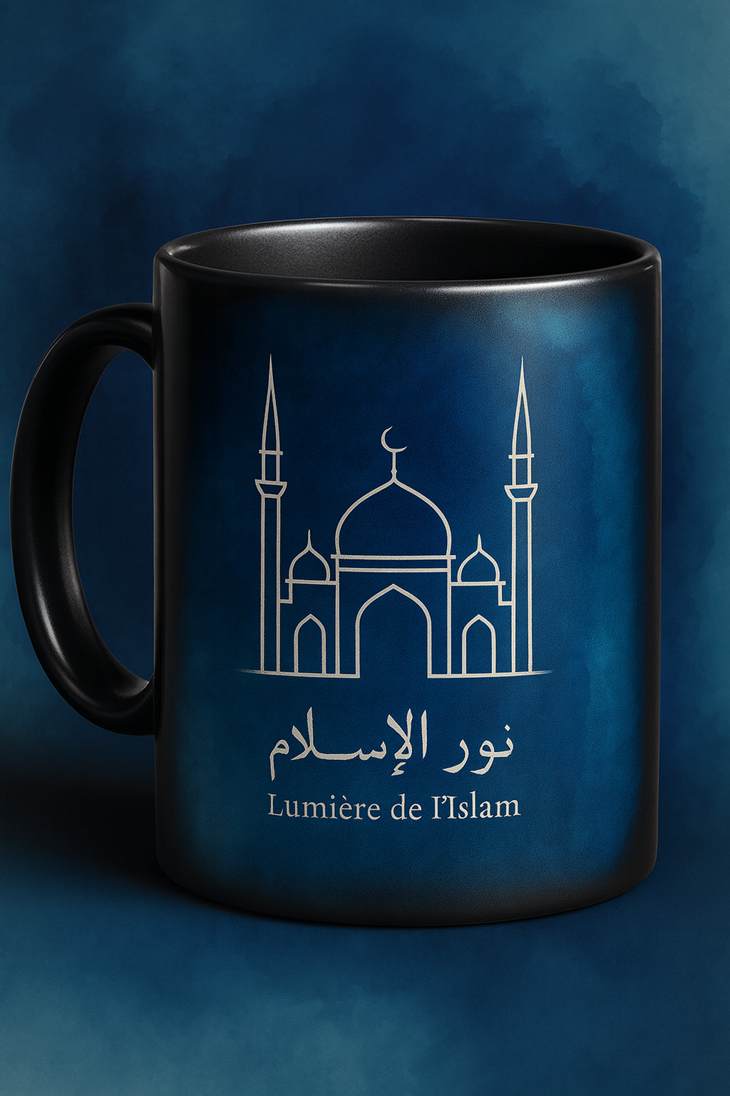 Illustration minimaliste d’une mosquée blanche aux lignes élégantes, posée sur un fond aquarelle bleu et turquoise. En dessous, inscription en arabe « نور الإسلام » et en français « Lumière de l’Islam ». Design moderne et esthétique, idéal pour un mug décoratif ou spirituel.