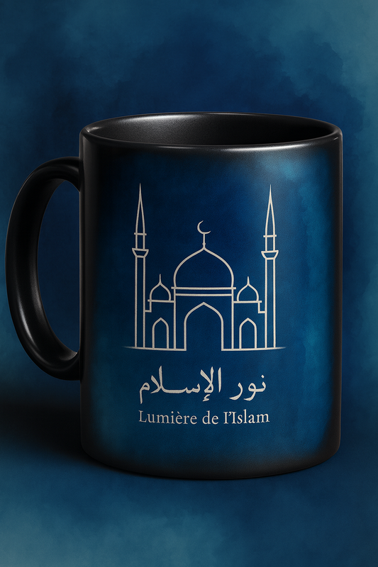 Illustration minimaliste d’une mosquée blanche aux lignes élégantes, posée sur un fond aquarelle bleu et turquoise. En dessous, inscription en arabe « نور الإسلام » et en français « Lumière de l’Islam ». Design moderne et esthétique, idéal pour un mug décoratif ou spirituel.