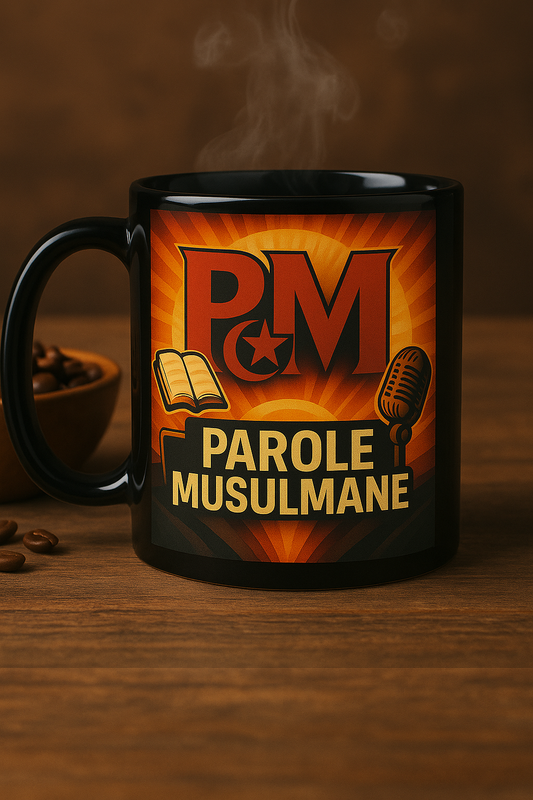 Mug noir Parole Musulmane – Cadeau islamique original avec design PM, livre, micro et croissant étoilé – Tasse café stylée pour musulmans engagés – Boutique islam & culture musulmane – Accessoire déco musulman, parfait pour bureau, cuisine ou podcasting