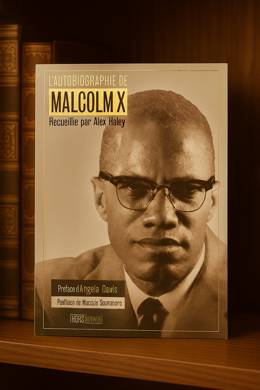 Couverture du livre L’autobiographie de Malcolm X, recueillie par Alex Haley, avec une photo en noir et blanc de Malcolm X portant des lunettes et un costume, posée sur une étagère en bois.