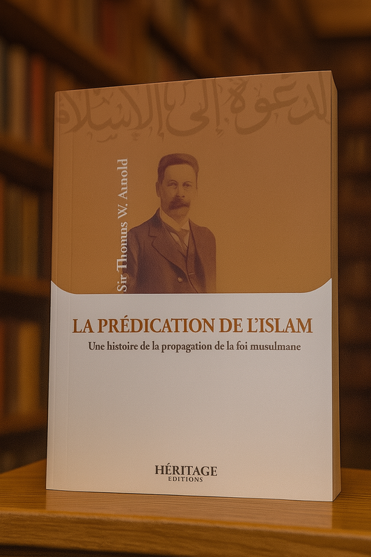 Couverture du livre "La Prédication de l’Islam – Une histoire de la propagation de la foi musulmane" de Sir Thomas W. Arnold, publié par Héritage Éditions, avec un portrait en sépia de l’auteur et une présentation sobre sur fond blanc et ocre.