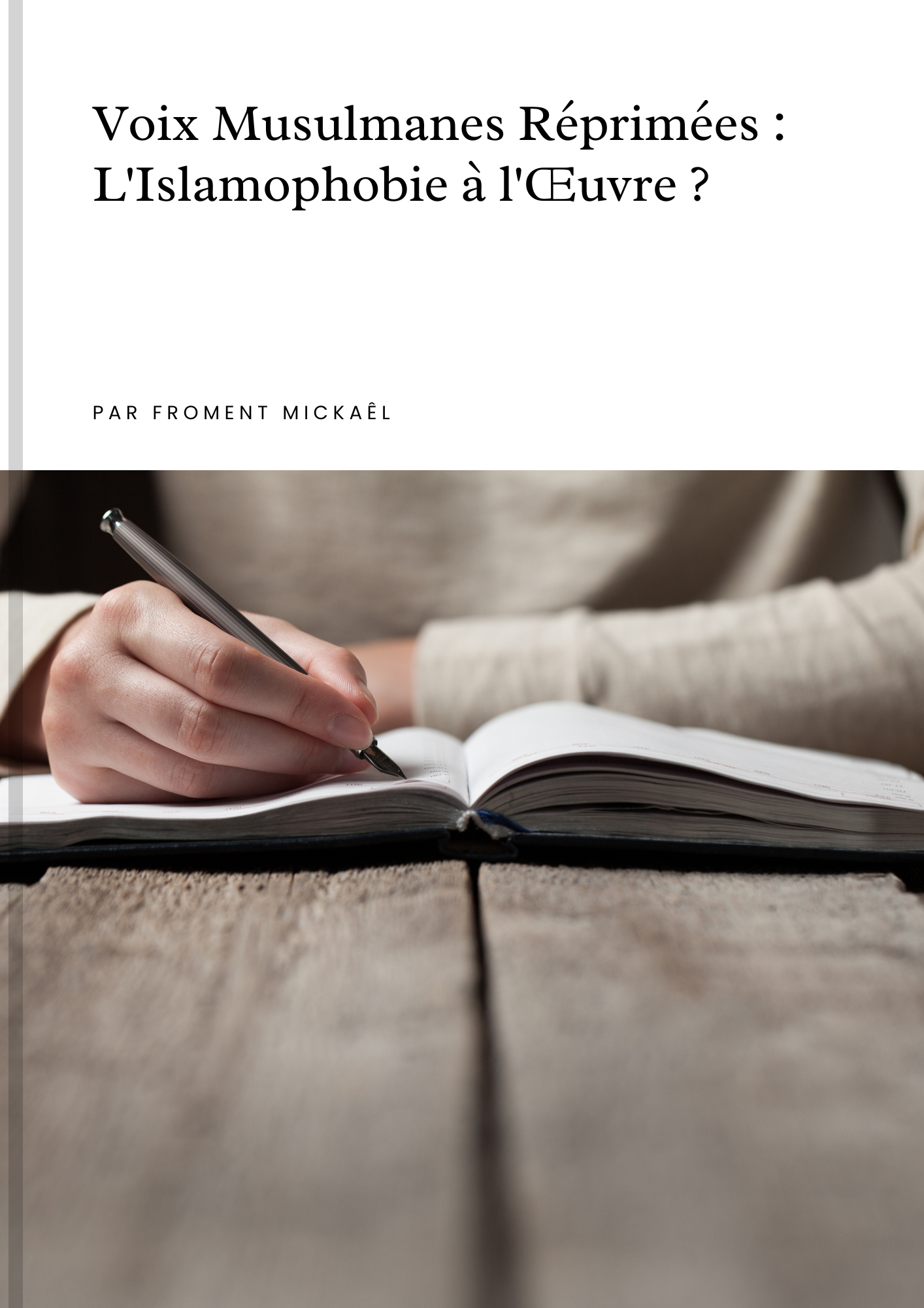 Couverture du livre Voix Musulmanes Réprimées : L'Islamophobie à l'Œuvre ? de Froment Mickaël, mise en scène sur un fond automnal chaleureux. Le livre est posé debout sur une pierre, baigné d’une lumière dorée et entouré de feuillage flou en arrière-plan. Le contraste entre la sobriété de la couverture et la richesse des couleurs environnantes attire l'œil et symbolise la dignité d’une parole étouffée dans un climat hostile.