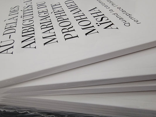 Livre “Au-delà des ambiguïtés : Le mariage du Prophète Mohamed avec Aïsha” de Froment Mickaël, édition brochée blanche en mise en scène 3D élégante avec décor oriental et ambiance chaleureuse.