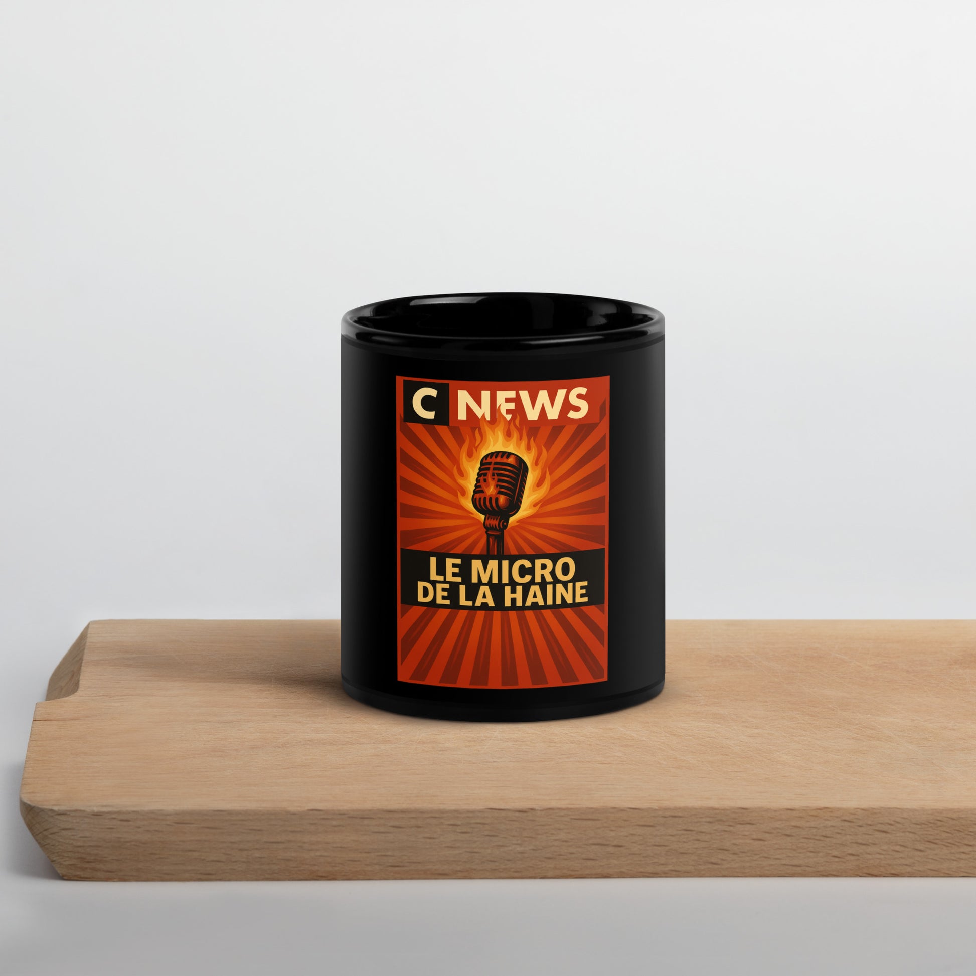 Mug engagé anti-islamophobie – Design percutant CNews Le Micro de la Haine – Tasse noire haut de gamme avec visuel militant, micro en flammes, rayons rouges et message fort – Idéal pour café, bureau ou cadeau – Produit de soutien à une parole musulmane libre et courageuse